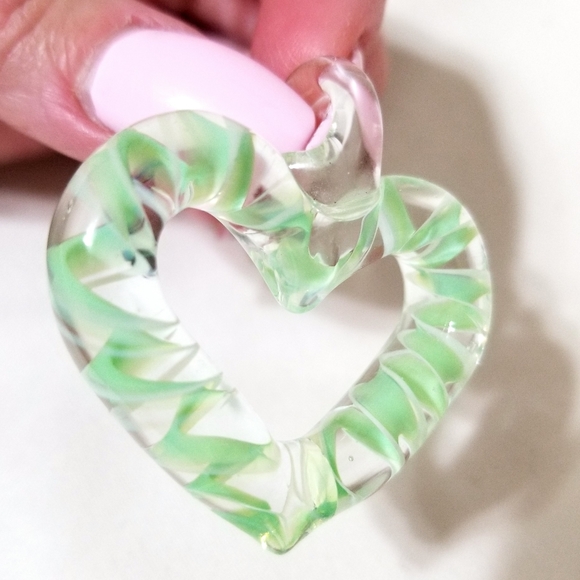 Mint green heart shaped glass pendant - Picture 2 of 3